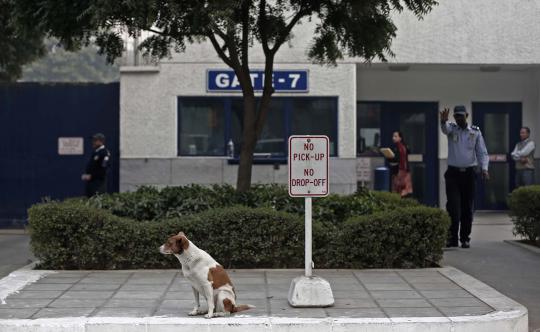 Pagar beton Kedubes Amerika dibuldoser