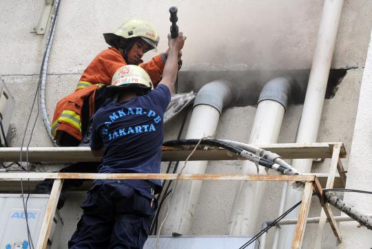 Tempat Spa terbakar, petugas jebol dinding pertokoan Duta Merlin