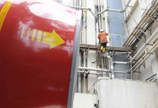 Tempat Spa terbakar, petugas jebol dinding pertokoan Duta Merlin
