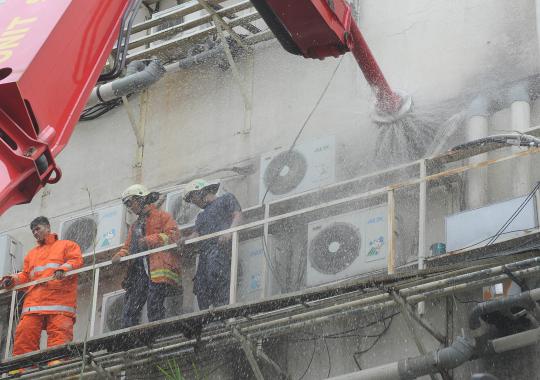 Tempat Spa terbakar, petugas jebol dinding pertokoan Duta Merlin