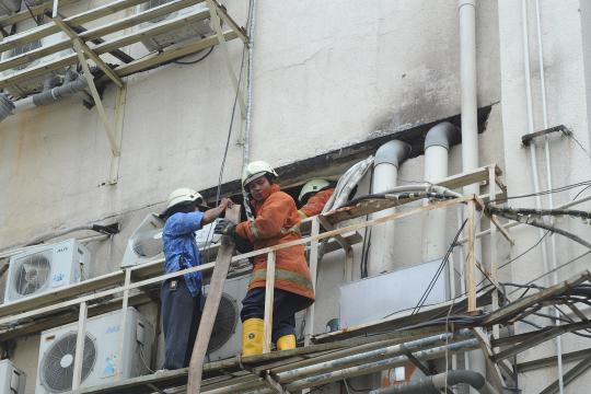 Tempat Spa terbakar, petugas jebol dinding pertokoan Duta Merlin