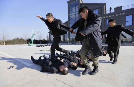Kerasnya latihan para calon bodyguard di China