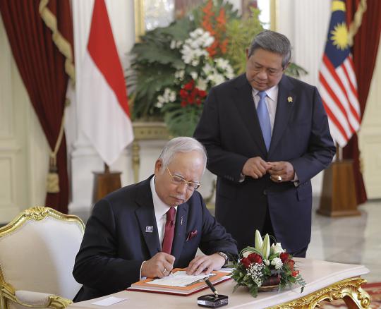Naik mobil golf, PM Najib abadikan momen kebersamaan dengan SBY