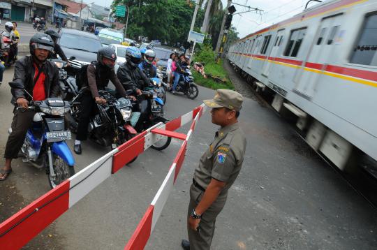 Pintu perlintasan KA dijaga Satpol PP, para pengendara tertib