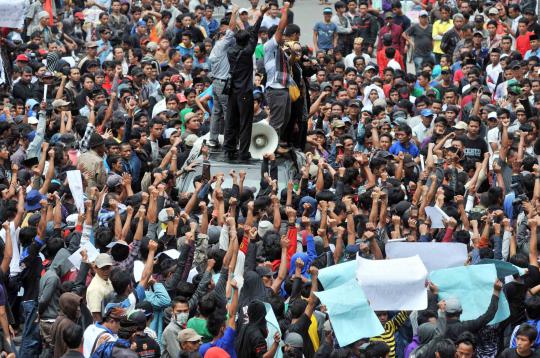 Situasi saat massa pendukung Atut kepung Gedung KPK