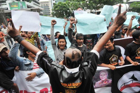 Situasi saat massa pendukung Atut kepung Gedung KPK