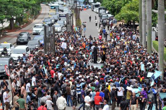 Situasi saat massa pendukung Atut kepung Gedung KPK