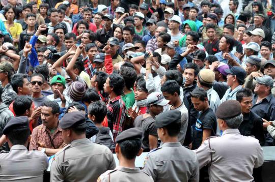 Situasi saat massa pendukung Atut kepung Gedung KPK