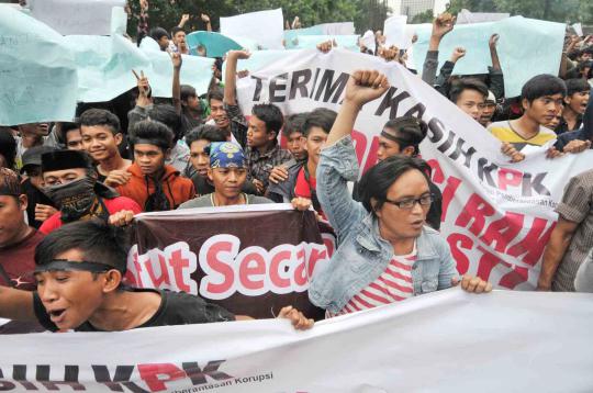 Situasi saat massa pendukung Atut kepung Gedung KPK