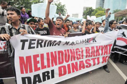 Situasi saat massa pendukung Atut kepung Gedung KPK