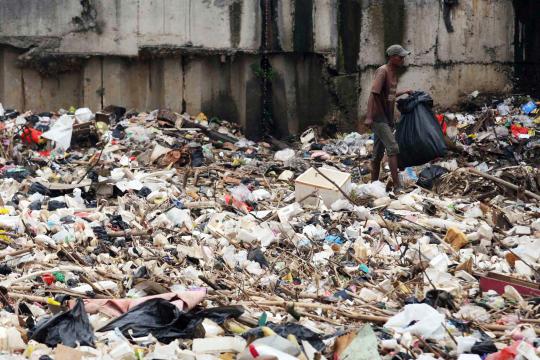 Sampah di Kanal Banjir Barat menumpuk