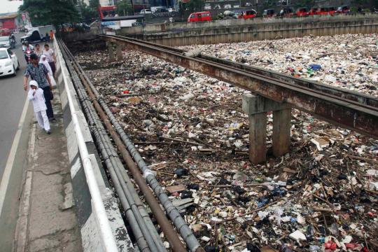 Sampah di Kanal Banjir Barat menumpuk