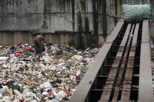 Sampah di Kanal Banjir Barat menumpuk