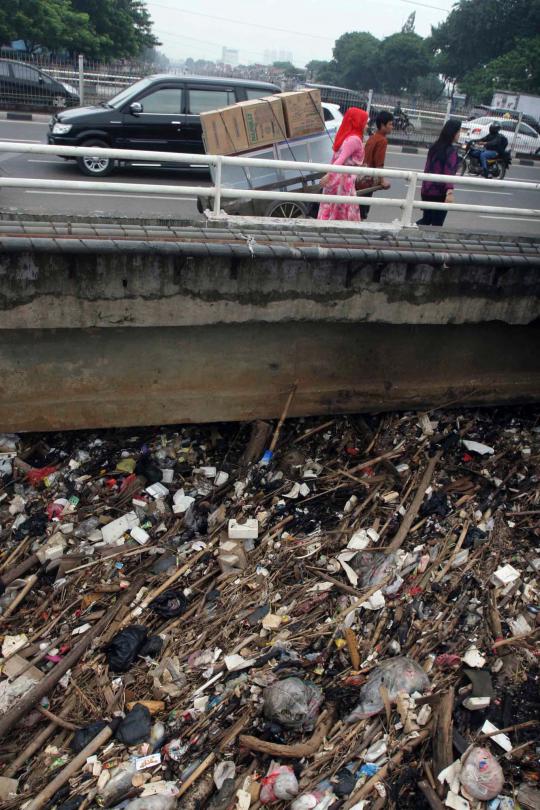 Sampah di Kanal Banjir Barat menumpuk