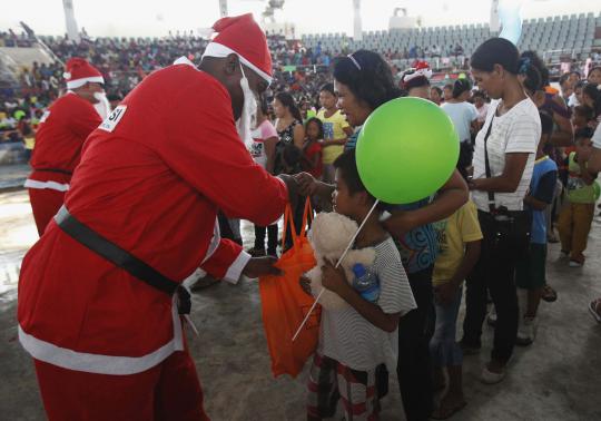 Kegembiraan anak-anak korban Topan Haiyan dapat hadiah Natal