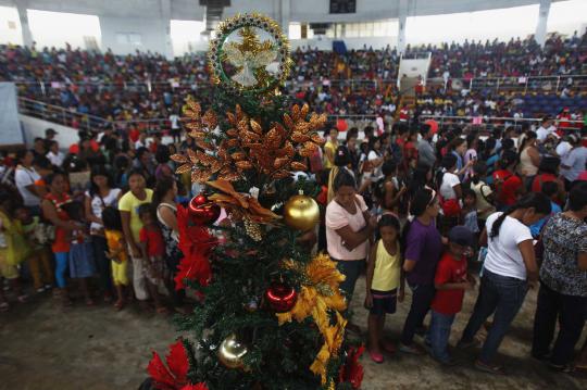 Kegembiraan anak-anak korban Topan Haiyan dapat hadiah Natal