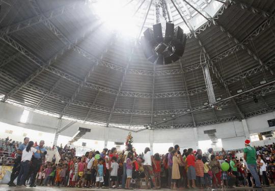 Kegembiraan anak-anak korban Topan Haiyan dapat hadiah Natal