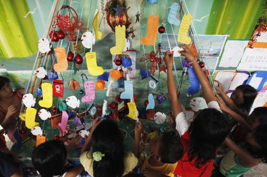 Kegembiraan anak-anak korban Topan Haiyan dapat hadiah Natal