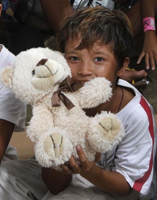 Kegembiraan anak-anak korban Topan Haiyan dapat hadiah Natal