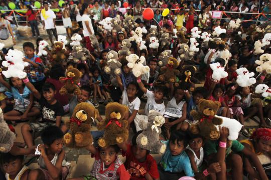 Kegembiraan anak-anak korban Topan Haiyan dapat hadiah Natal