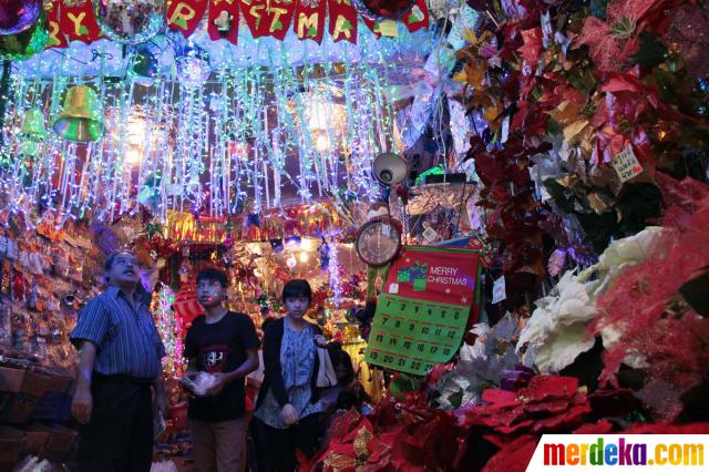 Foto Berburu pernak pernik Natal murah di Pasar Asemka 