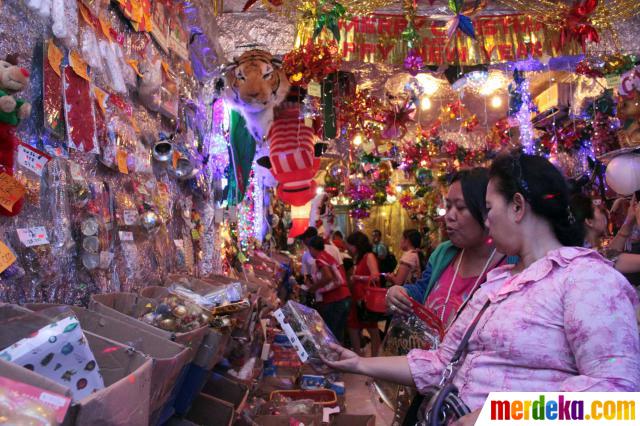 Foto Berburu pernak pernik Natal murah di Pasar Asemka 