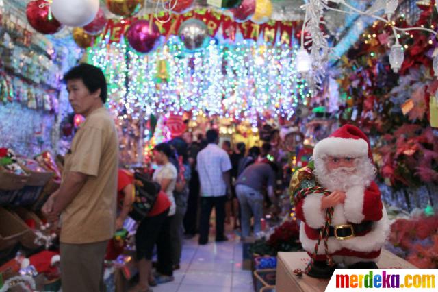 Foto Berburu pernak pernik Natal murah di Pasar Asemka 