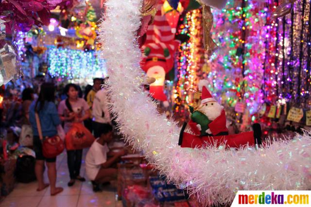 Foto Berburu pernak pernik Natal murah di Pasar Asemka 