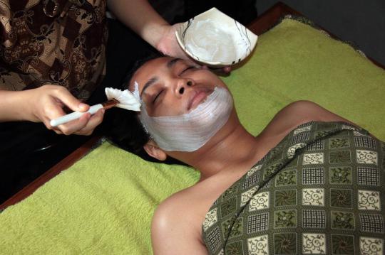 Rawat tubuh di salon, dari totok payudara sampai ratus vagina