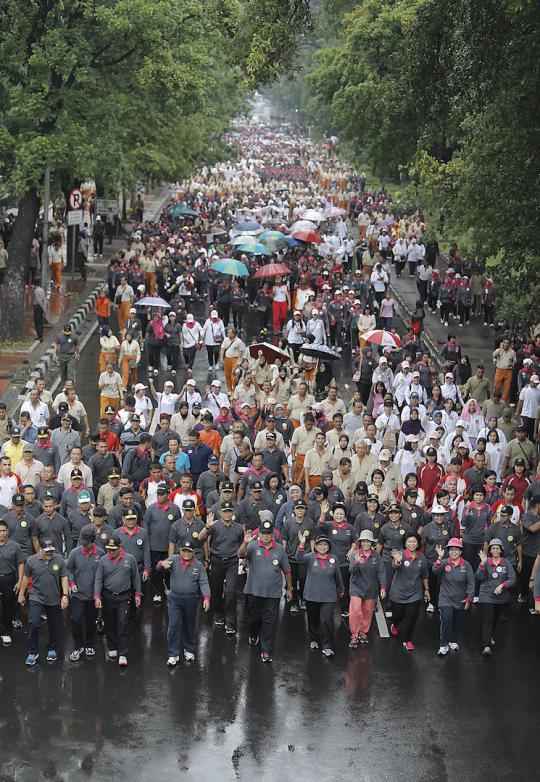 Gelar FUN Bike dan Fun Walk, SBY bagi-bagi hadiah