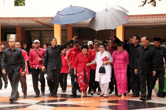 Megawati dan para kader peringati Hari Ibu di GOR Otista