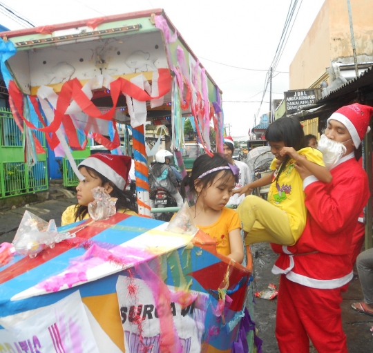 Santa jadi tukang odong-odong hibur anak-anak di Surabaya
