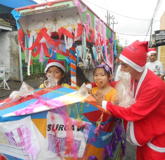 Santa jadi tukang odong-odong hibur anak-anak di Surabaya