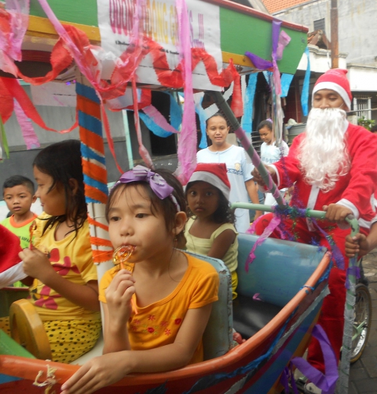 Santa jadi tukang odong-odong hibur anak-anak di Surabaya