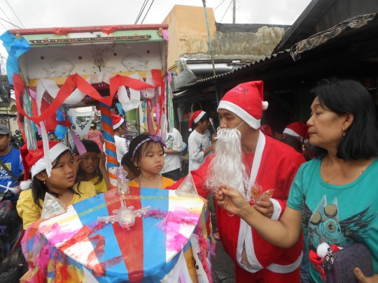 Santa jadi tukang odong-odong hibur anak-anak di Surabaya