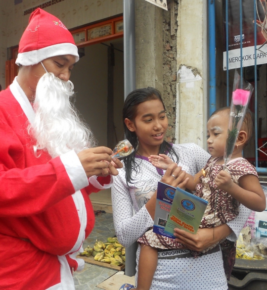 Santa jadi tukang odong-odong hibur anak-anak di Surabaya