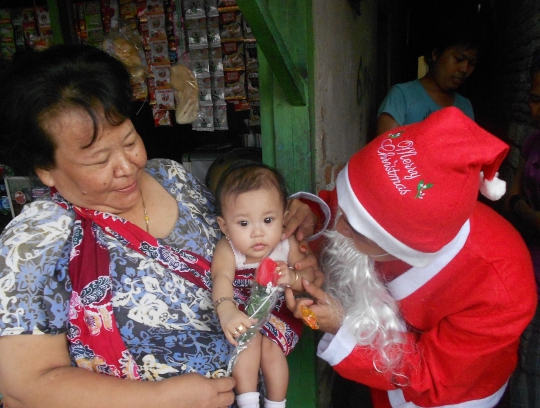 Santa jadi tukang odong-odong hibur anak-anak di Surabaya