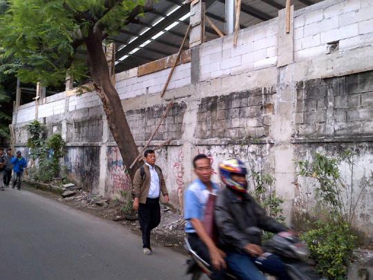 Ini TKP nenek disiram adonan semen oleh kuli bangunan