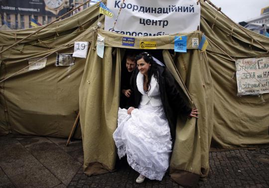 Sepasang kekasih ini nikah di tengah demo besar-besaran Ukraina