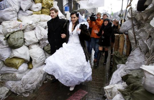 Sepasang kekasih ini nikah di tengah demo besar-besaran Ukraina