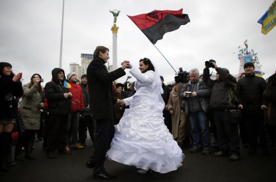 Sepasang kekasih ini nikah di tengah demo besar-besaran Ukraina