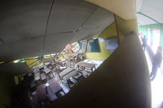 Tak ada angin tak ada hujan, sekolah di Banten ambruk sendiri