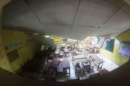 Tak ada angin tak ada hujan, sekolah di Banten ambruk sendiri