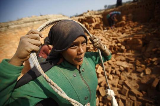 Nestapa perempuan di Nepal jadi kuli angkut batu demi kehidupan