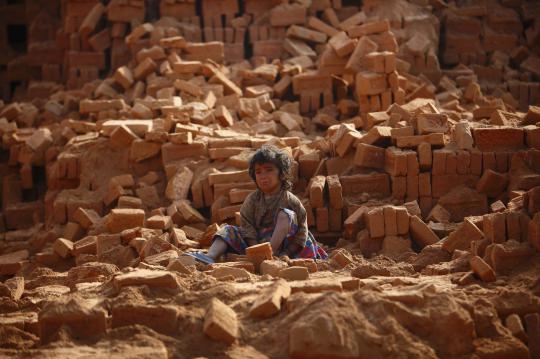 Nestapa perempuan di Nepal jadi kuli angkut batu demi kehidupan