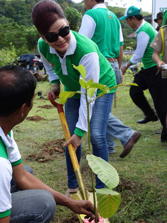 Ini bupati cantik dari Minahasa di acara tanam pohon