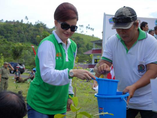 Ini bupati cantik dari Minahasa di acara tanam pohon