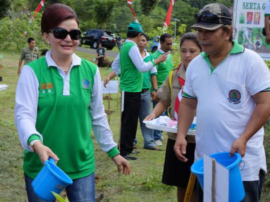 Ini bupati cantik dari Minahasa di acara tanam pohon