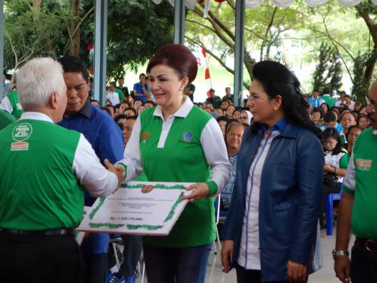 Ini bupati cantik dari Minahasa di acara tanam pohon