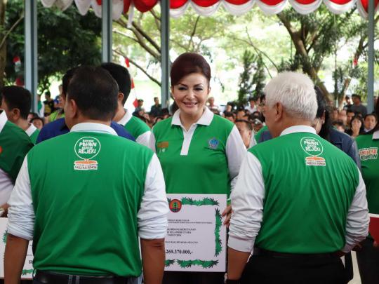 Ini bupati cantik dari Minahasa di acara tanam pohon